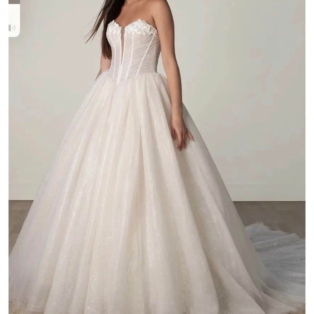Stella York Tulle Basque Waist Wedding Gown Lace Appliqué Glitter